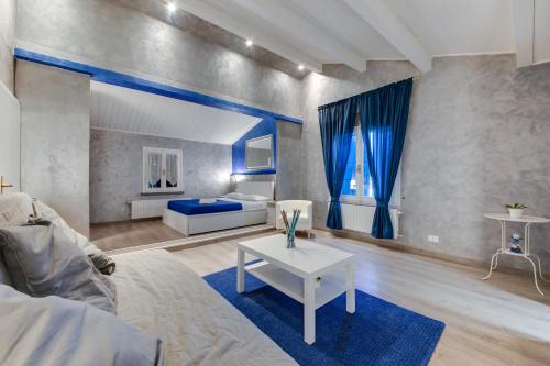 1 dormitorio con 1 cama y 1 mesa en una habitación en Il Giullare by agriturismo Borgo Castellaccia, en Cesenatico