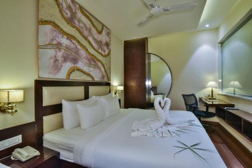 Hotel BR Grand With Nimo Club Amritsar -5 Mint From Golden Temple tesisinde bir odada yatak veya yataklar