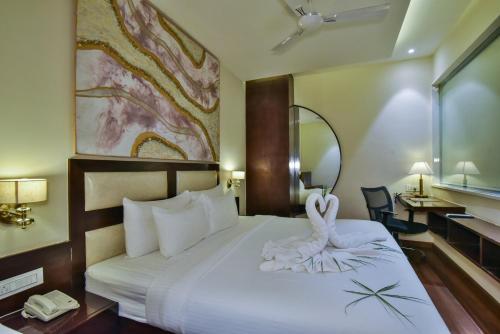 アムリトサルにあるHotel BR Grand With Nimo Club Amritsar -5 Mint From Golden Templeのホテルルーム 白鳥のベッド付