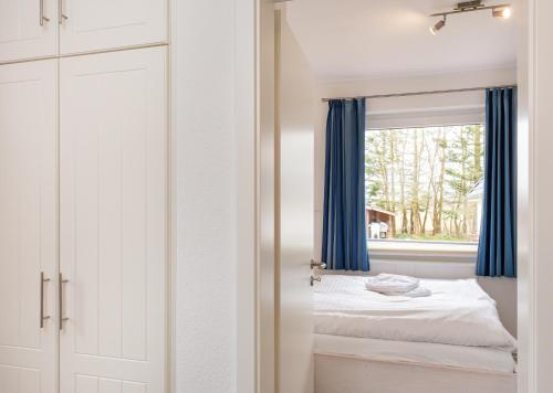 Postel nebo postele na pokoji v ubytování Hortensie - Reetdachhaus Petersen