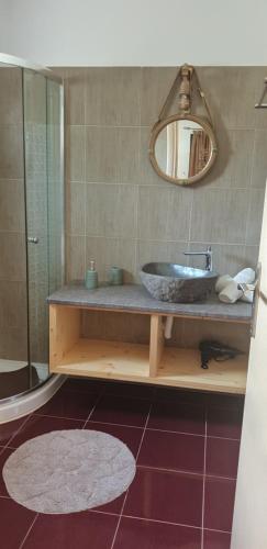 een badkamer met een wastafel en een spiegel bij Stergios villa in Kolimbia