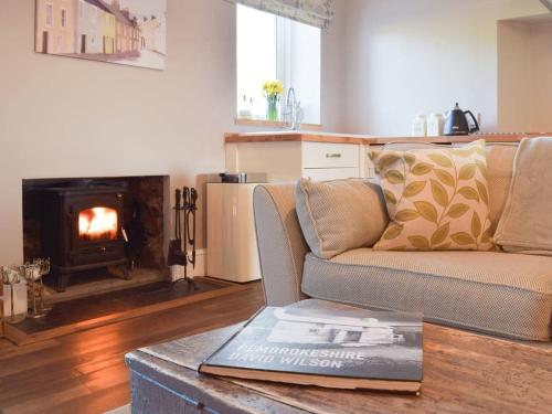 The Cwtch - Luxury Cottage, Sea Views, Pet Friendly