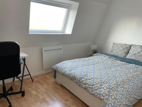1 dormitorio con cama, escritorio y ventana en Au Soleil Vert, en Mont-Bernenchon