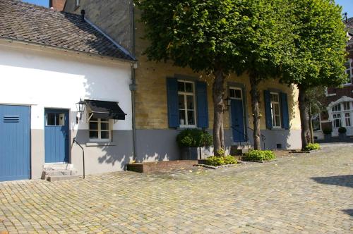 una casa con puertas azules y una entrada de ladrillo en Onder de Linde B&B en Valkenburg