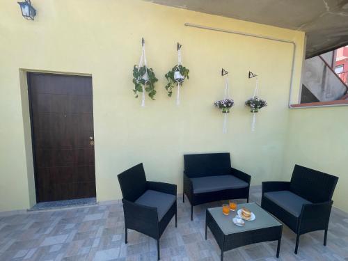 uma sala de espera com duas cadeiras e uma mesa em La Casetta L&L em Iglesias