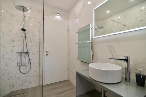 een badkamer met een wastafel en een douche bij Bacvice 21 in Split