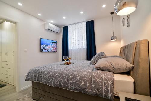 een slaapkamer met een bed met een bank en een glas wijn bij Bacvice 21 in Split