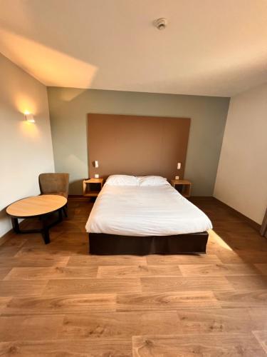 A bed or beds in a room at Campanile Metz Nord - Woippy