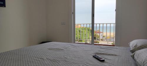 1 dormitorio con cama y vistas al océano en Acogedor estudio en la playa, con vistas al mar, y piscina comunitaria, en Sant Salvador