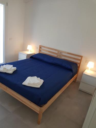 ein Schlafzimmer mit einem Bett mit zwei Handtüchern darauf in der Unterkunft Casa Tonia in Torre Grande