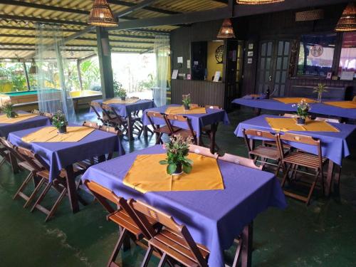 Restaurace v ubytování Pousada Rio Bracuhy