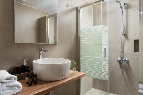 bagno con lavandino bianco e doccia di Villa Itis - Elegant Ground Floor Suite with Terrace & Great View a Neapolis