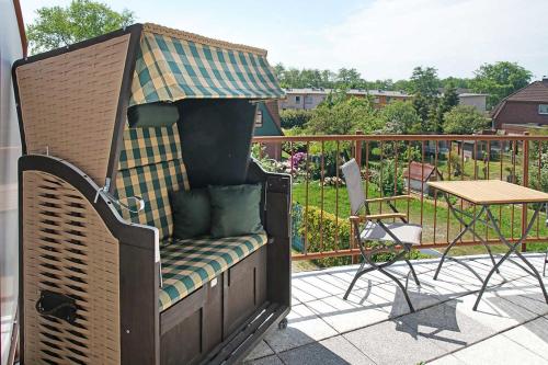 einen Stuhl auf einer Terrasse in der Unterkunft Wohnung 10 in Cuxhaven