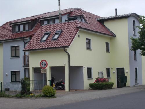 ein großes weißes Haus mit rotem Dach in der Unterkunft Wohnung 10 in Cuxhaven