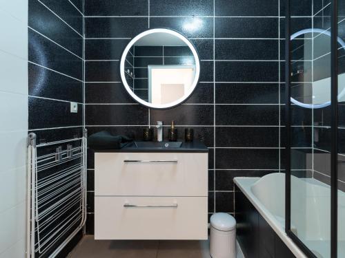a bathroom with a white vanity and a mirror at LE STELLA - HYPERCENTRE GARAGE GRATUIT WiFi NETFLIX AMAZON PRIME PROCHE PARC TETE D'OR in Villeurbanne