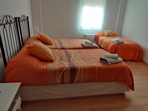 2 nebeneinander sitzende Betten in einem Schlafzimmer in der Unterkunft Céntrico Apartamento en Ronda in Ronda
