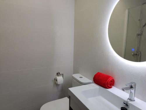 Baño blanco con lavabo y espejo en Céntrico Apartamento en Ronda, en Ronda