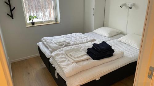 מיטה או מיטות בחדר ב-Åreskutans lägenhet med laddning för bil 22kW