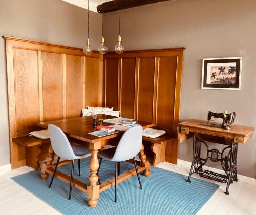 a dining room with a wooden table and chairs at Ferienwohnung mit traumhaftem Seeblick in Velden am Wörthersee