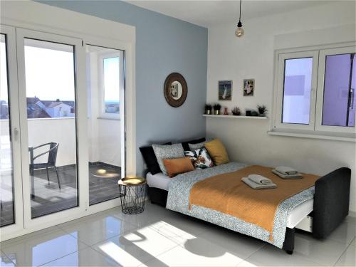 sypialnia z łóżkiem i balkonem w obiekcie Apartment Ivetka w Rabie