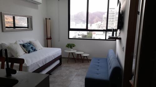 uma sala de estar com um sofá e uma mesa em Apartasuite exclusivo VIP El Rodadero Santa Marta em Rodadero