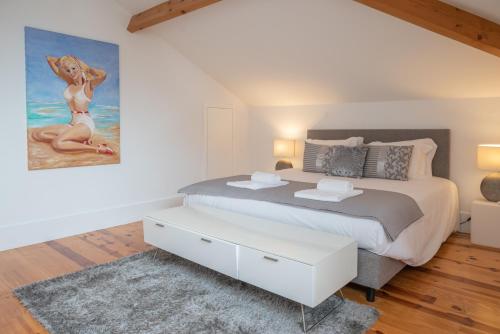 um quarto com uma cama e um quadro na parede em Tomas Loft no Porto
