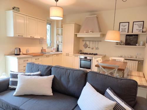 a living room with a couch and a kitchen at Emerilla Home in bedizzol
