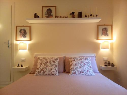 a bedroom with a bed with two pillows and lights at Emerilla Home in bedizzol