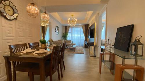 uma sala de jantar e sala de estar com mesa e cadeiras em MAKATI Prime Luxury em Manila