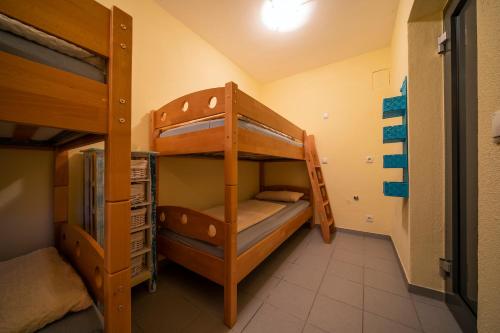 เตียงสองชั้นในห้องที่ Campingplatz Alpenblick
