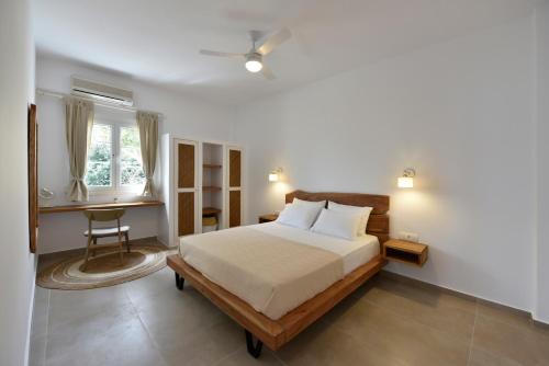 Tempat tidur dalam kamar di Giourgas Studios & Apartments