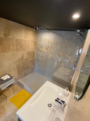 une salle de bain avec un lavabo et une douche dans l'établissement Le jardinet de Rosa Maison de village, à Eygalières