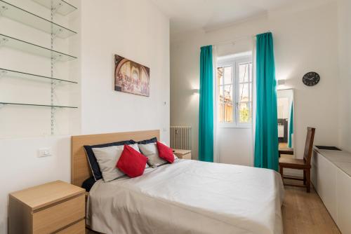 um quarto com uma cama grande e cortinas azuis em Cappella Sistina Suite em Roma