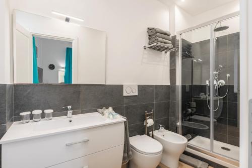 een badkamer met een wastafel, een toilet en een douche bij Cappella Sistina Suite in Rome