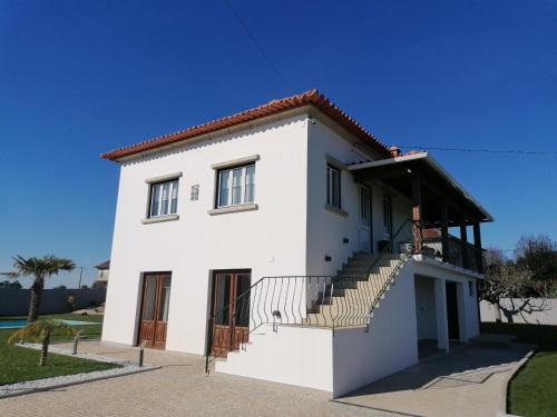 een wit huis met een rood dak bij Casa D'Avó Bina Alojamento Local in Viana do Castelo
