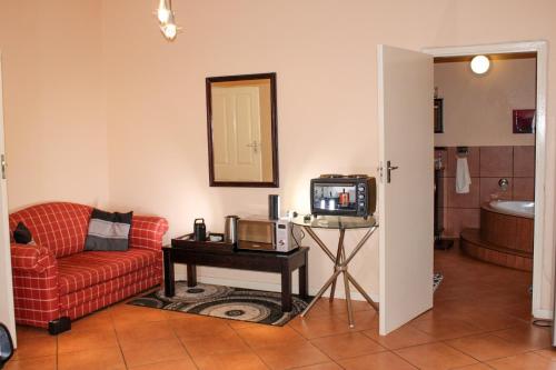Una televisión o centro de entretenimiento en Seaview Executive Guest House
