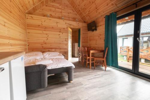 Säng eller sängar i ett rum på OW Wilk - pokoje i domki z aneksami kuchennymi, parking, plac zabaw