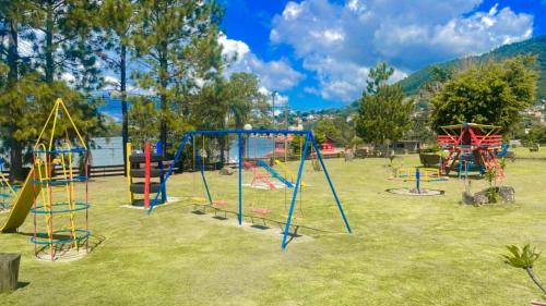 um playground com muitos tipos diferentes de equipamentos de jogo em Hotel Nascentes da Serra em Poços de Caldas