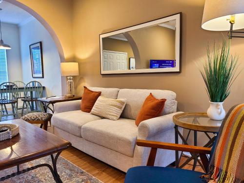 uma sala de estar com um sofá e uma mesa em Cozy House near Ole Miss & M-Trade! em Oxford