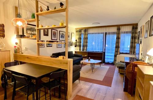 - un salon avec un canapé et une table dans l'établissement Studio Mila, à Kranjska Gora