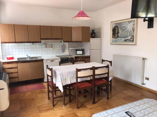 a kitchen with a table and chairs in a room at Appartamento a Lagolo in Lagolo di Calavino