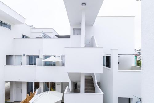 Spiros Luxury Apartments في أيا نابا: سلسلة من المباني البيضاء