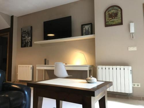 Televisyen dan/atau pusat hiburan di Loft zona histórica Camino De Santiago