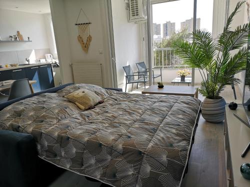 une chambre avec un grand lit dans une pièce dans l'établissement Aux 4 bleutées, à Nice