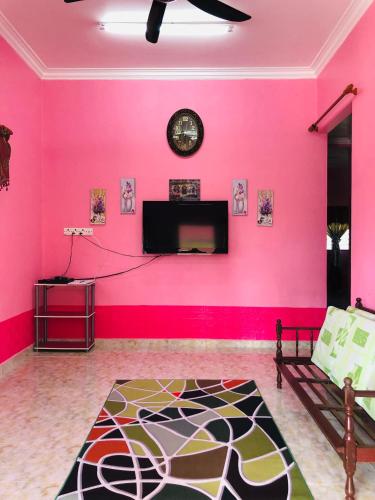 Μια τηλεόραση ή/και κέντρο ψυχαγωγίας στο Homestay Tok Abah Dalam Rhu