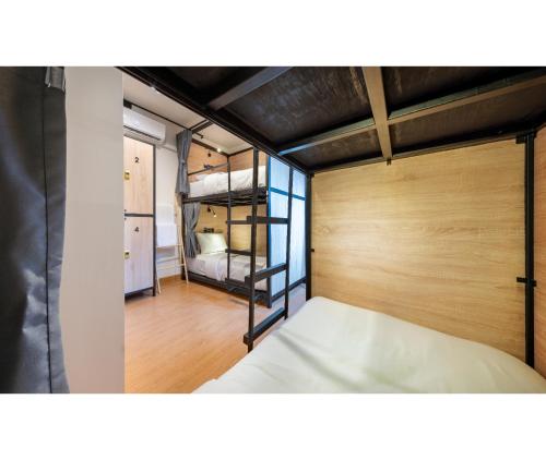 Ein Bett oder Betten in einem Zimmer der Unterkunft Siam Subway Hostel and Café