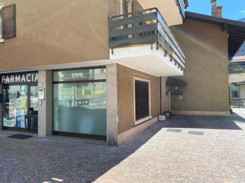 sklep przed budynkiem z dużymi szklanymi drzwiami w obiekcie Appartamento Aurelia w mieście Molina di Ledro