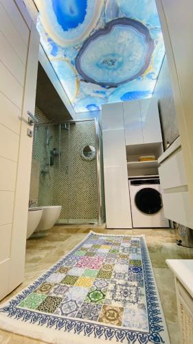 a bathroom with a painting on the ceiling at Luxury Mamaia Central in Mamaia