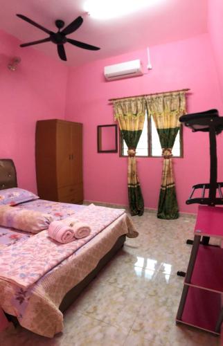 Ένα ή περισσότερα κρεβάτια σε δωμάτιο στο Homestay Tok Abah Dalam Rhu