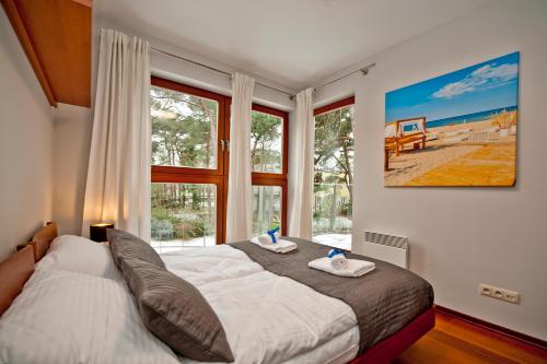 Łóżko lub łóżka w pokoju w obiekcie Zielona Przystań BlueApart Jurata